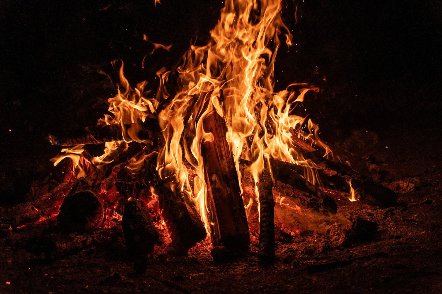 Premium-Duftkerze „Lagerfeuer“ – Holzdocht & Kamin-Atmosphäre