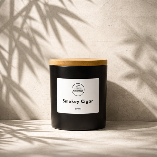 Premium-Duftkerze Smokey Cigar mit Zedernholz und Tabak